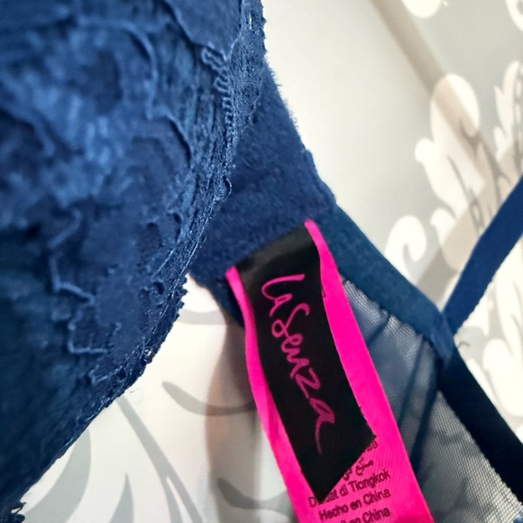 • 4/$25- La Senza Navy Lace Push Up Bra - Picture 3 of 3